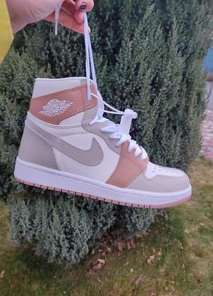 Женские кроссовки nike air jordan 1 retro high, найк эир джордан ретро хай белые с серым и бежевым