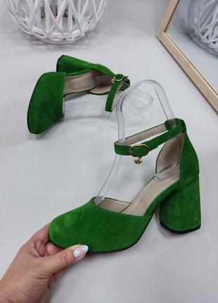 Базовый замшевые босоножки на удобном каблуке с закрытой пяткой зелёные цвет по выбору