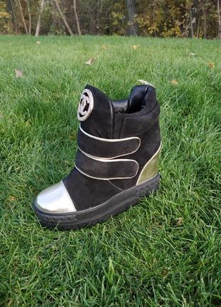 Ботинки женские демисезонные 36 из натуральной замши на липучках с золотыми вставками на носке и пятке