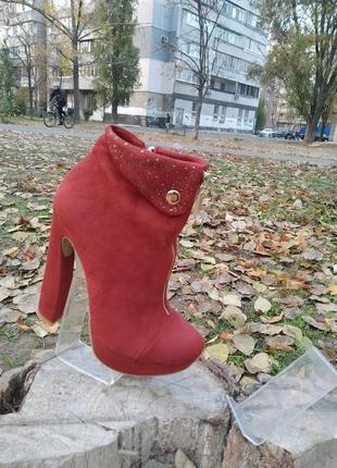 Ботинки женские красного цвета украшены молнией и камнями