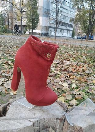 Черевики жіночі червоного кольору прикрашені блискавкою та камінням