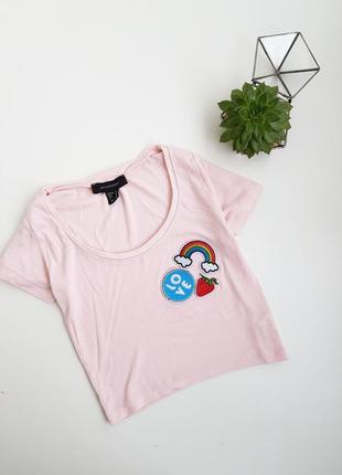 Розовый роп топ  футболка в рубчик с патчами