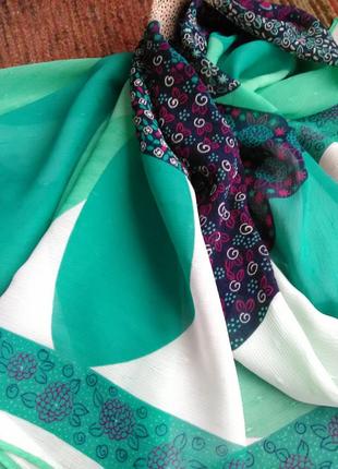 Красивий хустку в ніжних тонах