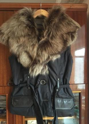 Жилетка с воротником из меха punto