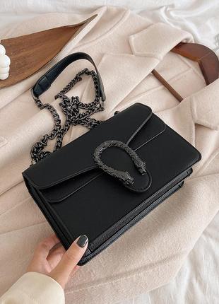 Женская классическая сумка с железной подковой черная