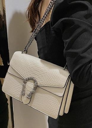 Женская классическая сумка рептилия с железной подковой белая6 фото