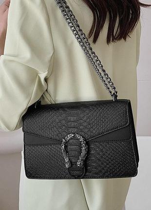 Женская классическая сумка рептилия с железной подковой черная5 фото