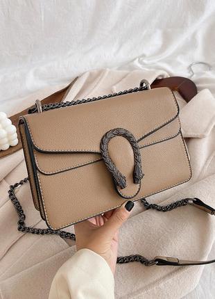 Женская классическая сумка с железной подковой бежевая1 фото