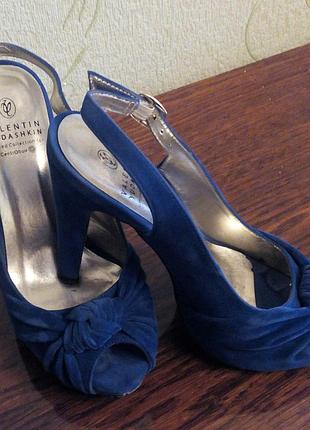 Яскраві, нарядні босоніжки