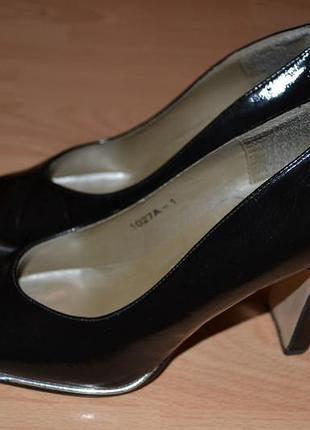 Классические лакированные туфли с зеркальными каблуками