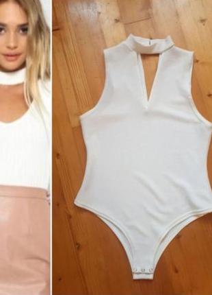 Боди с воротником-стойкой.