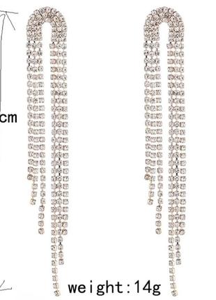 Модні довгі сережки -пензлики зі стразами в срібному кольорі3 фото
