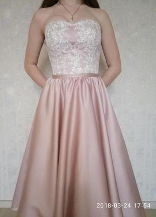 Выпускное нежное платье с корсетом розовое пудра атласная юбка с кружевом