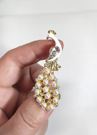 Брошка павичів, птиці