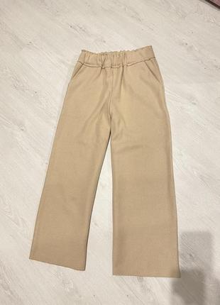 Крутые бежевые прямые брюки s