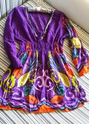 Індійська фіолетова туніка з красивими візерунками.