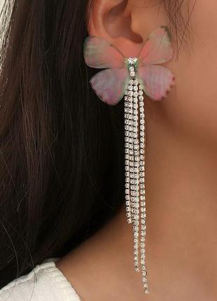Сережки-цвяшки у формі ніжно-рожевого метелика та пензликами1 фото