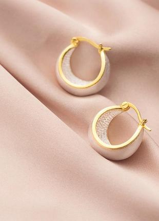 Серебряные серьги-калачи матовые объемные с золотым ободком, сережки-булавки круглые, серебро 925 пробы