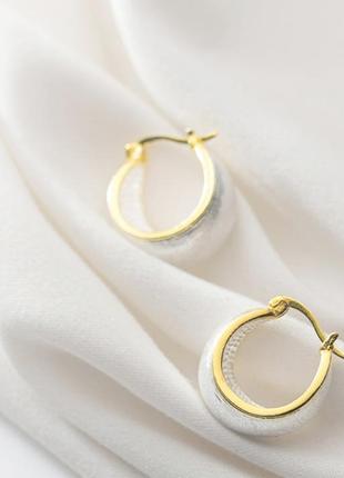 Срібні сережки-калачі матові об'ємні із золотим обідком, сережки-шпильки круглі, срібло 925 проби3 фото