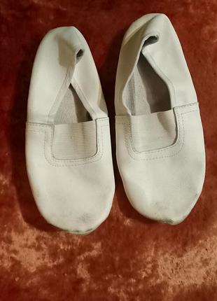 Білі шкіряні чешки довжина устілки-21см.