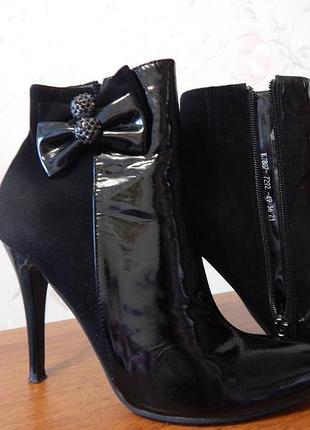 Чорні шкіряні черевики