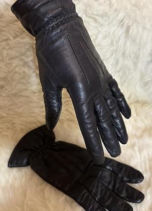 Красивые кожаные перчатки gloves на маленькую ручку