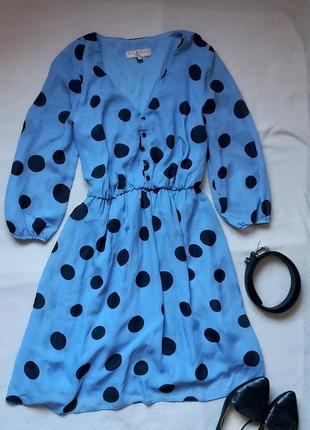 Голубое платье в крупный горошек