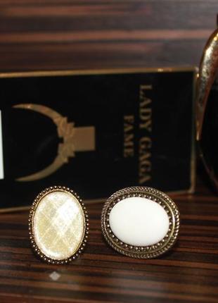 Кольцо с белым и молочным  каммнем