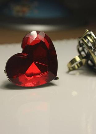 Кольцо сердце с камнем