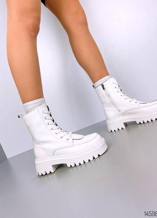Белые натуральные кожаные демисезонные деми ботинки на шнурках шнуровке толстой грубой подошве весна кожа с клапаном7 фото