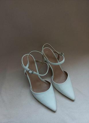 Білі туфлі босоніжки new look