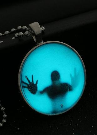 Кулон світиться в темряві