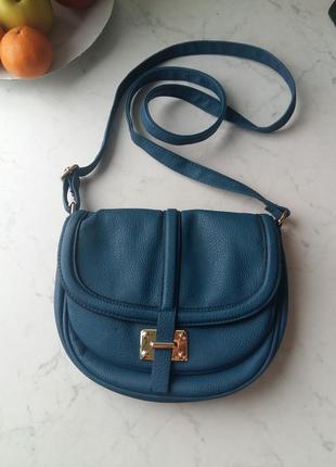 Удобная вместительная сумочка кроссбоди m&co бирюзового цвета