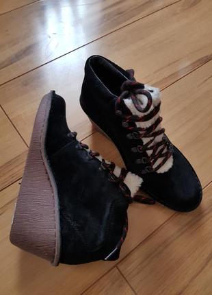 Clarks стильные замшевые ботинки,ботильйоны  полусапожки на танкетке