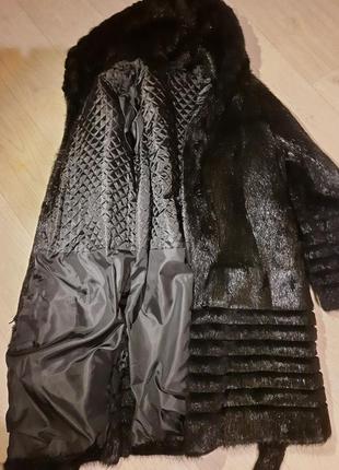 Шуба жіноча з нутрії з капюшоном та поясом 42 розміру чорного кольору10 фото