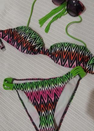 Очень яркий раздельный купальник