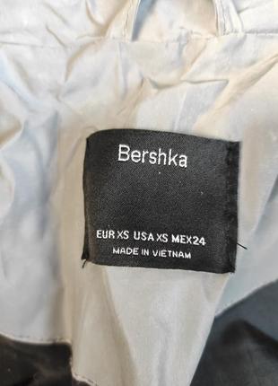 Женская зимняя куртка bershka короткая светоотражающая серая размер xs-s 42-449 фото