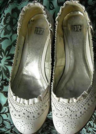 Светлые удобные кремовые туфли на среднем устойчивом каблуке на 37,5 размер