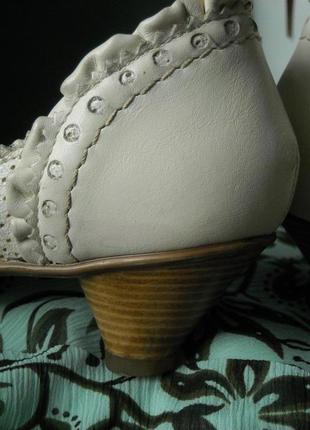 Светлые удобные кремовые туфли на среднем устойчивом каблуке на 37,5 размер5 фото