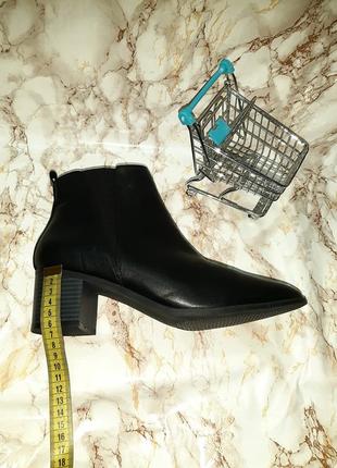 Черные деми ботинки с зауженными носочками и резинками-вставками по бокам4 фото