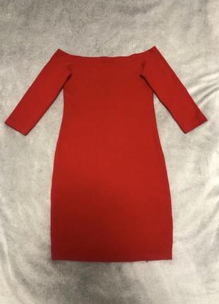 Красное облегающее короткое платье-мини с открытыми плечами облакаивающее короткое платье с якритыми плечами2 фото