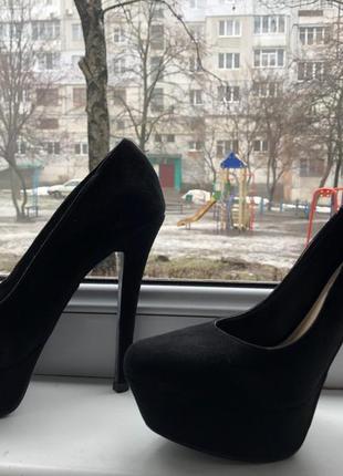 Туфлі на підборах