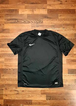 Чорна спортивна футболка nike з вишитим лого