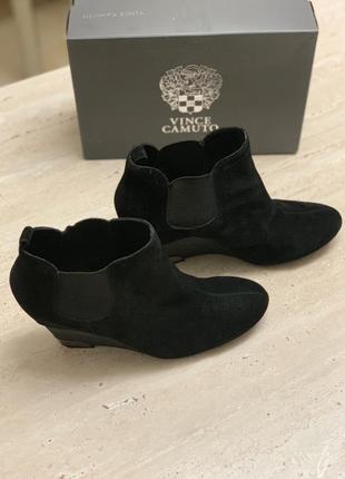 Ботильоны из замши vince camuto