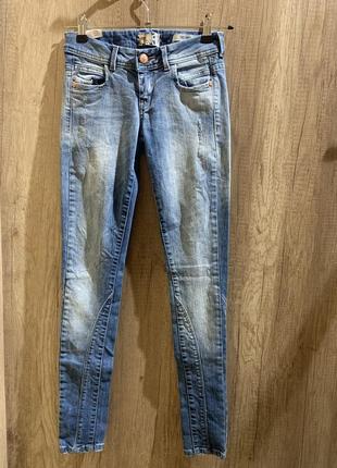 Джинси скіні