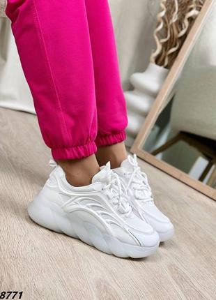 Легкие текстильные кроссовки белого цвета