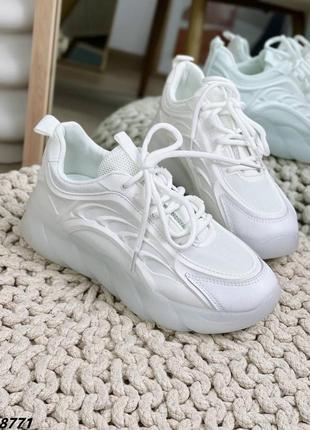 Легкие текстильные кроссовки белого цвета5 фото