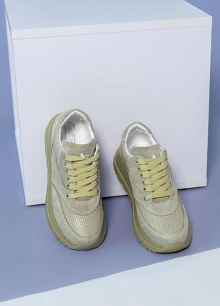 Жіночі кросівки оливкового кольору4 фото