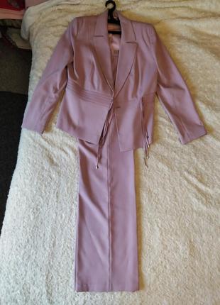 Діловий брючний костюм