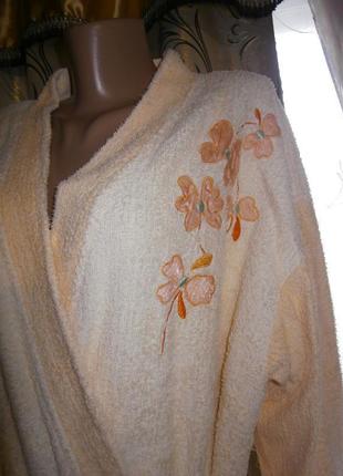 Жіночий махровий халат з квітковою аплікацією3 фото